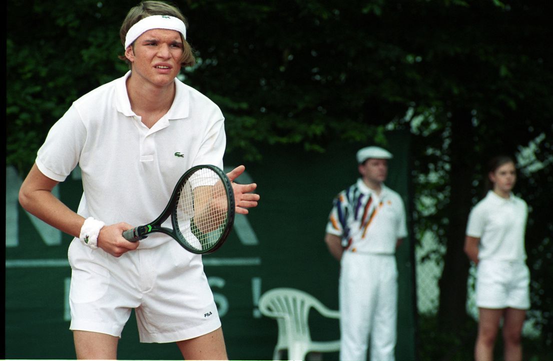 Trotz seiner noch jungen 19 Jahre, gehört Tim (Tobias Schenke) schon zu den "Top of the World" der angehenden Tennis-Profis. - Bildquelle: Akkord Film Produktion GmbH