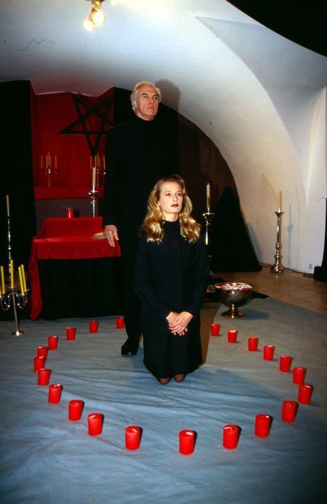 Sektenführer Norton (David Cameron, hinten) und Anne (Nadeshda Brennicke, vorne) vollziehen ein satanisches Ritual. - Bildquelle: Ali Schafler Sat.1