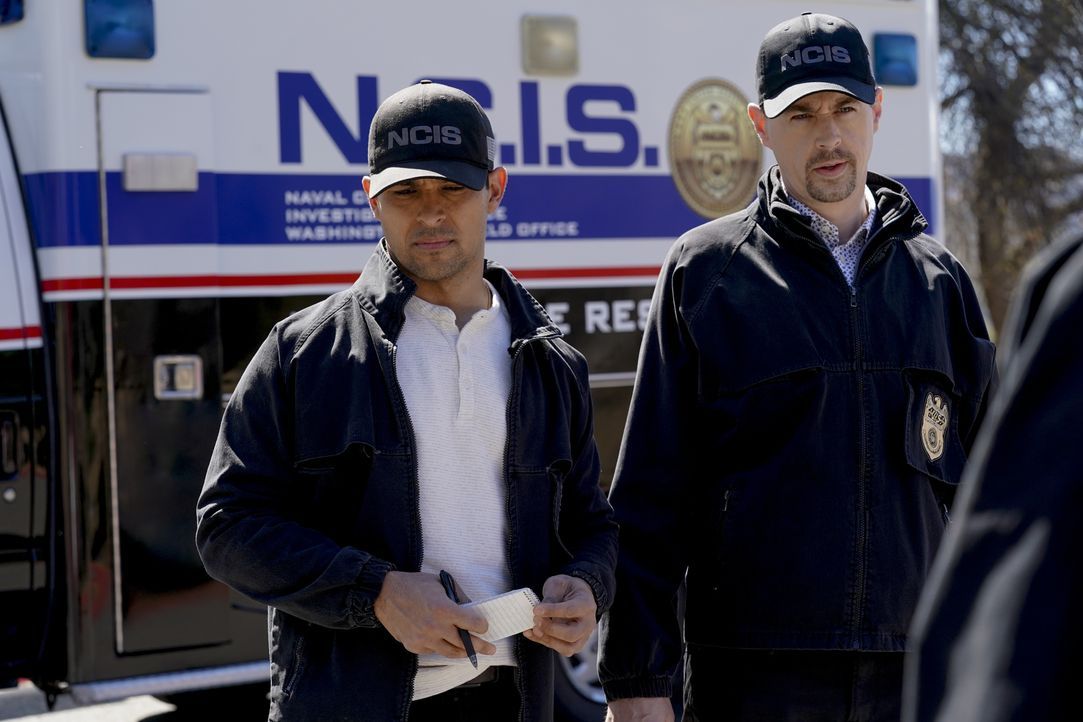 Nick Torres (Wilmer Valderrama, l.); Timothy McGee (Sean Murray, r.) - Bildquelle: Bill Inoshita 2021 CBS Broadcasting, Inc. All Rights Reserved. / Bill Inoshita