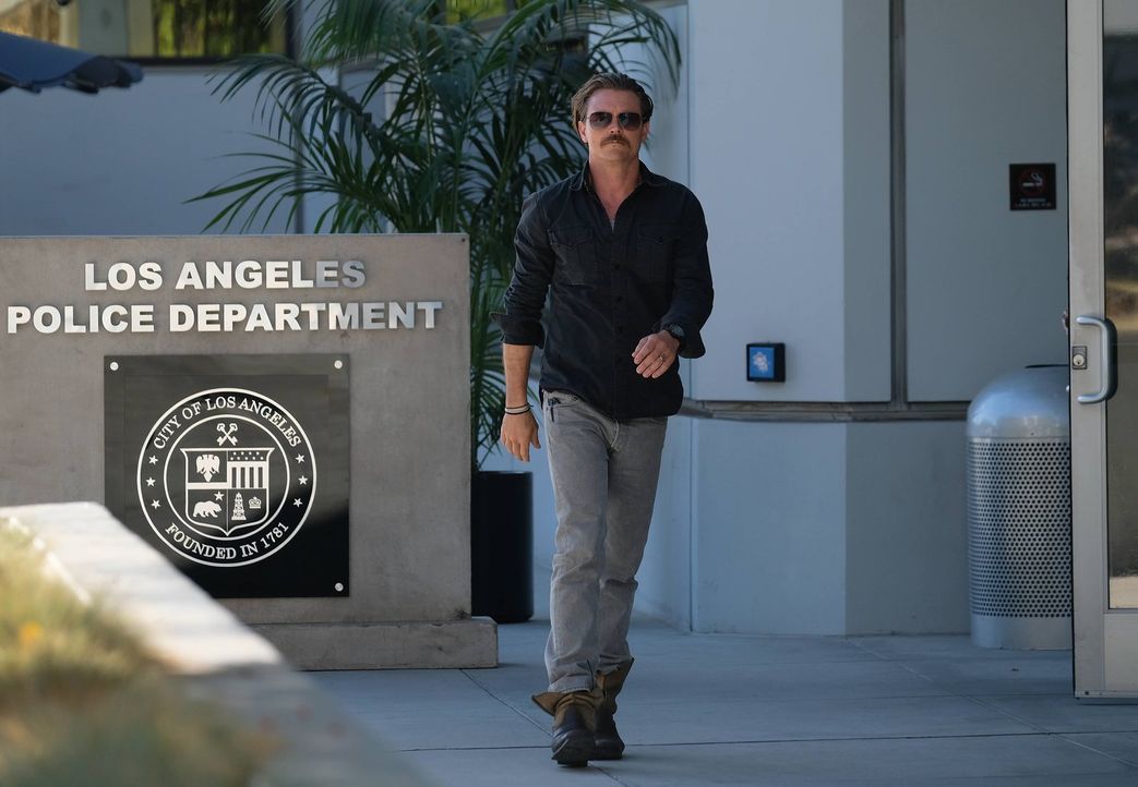 Für seinen Rachefeldzug in Mexiko muss sich Riggs (Clayne Crawford) beim LAPD rechtfertigen und verantworten - und wird prompt suspendiert ... - Bildquelle: Warner Brothers