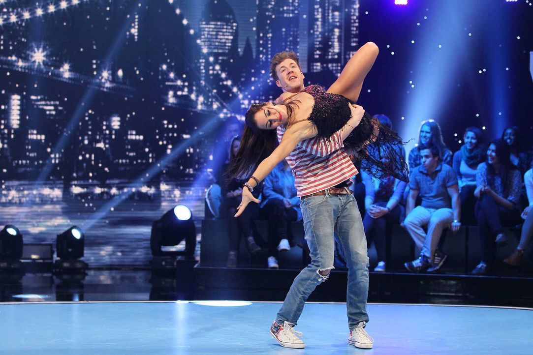 Beim Spiel "Tanzworten" gibt Luke Mockridge (hinten) alles ... - Bildquelle: Guido Engels SAT.1