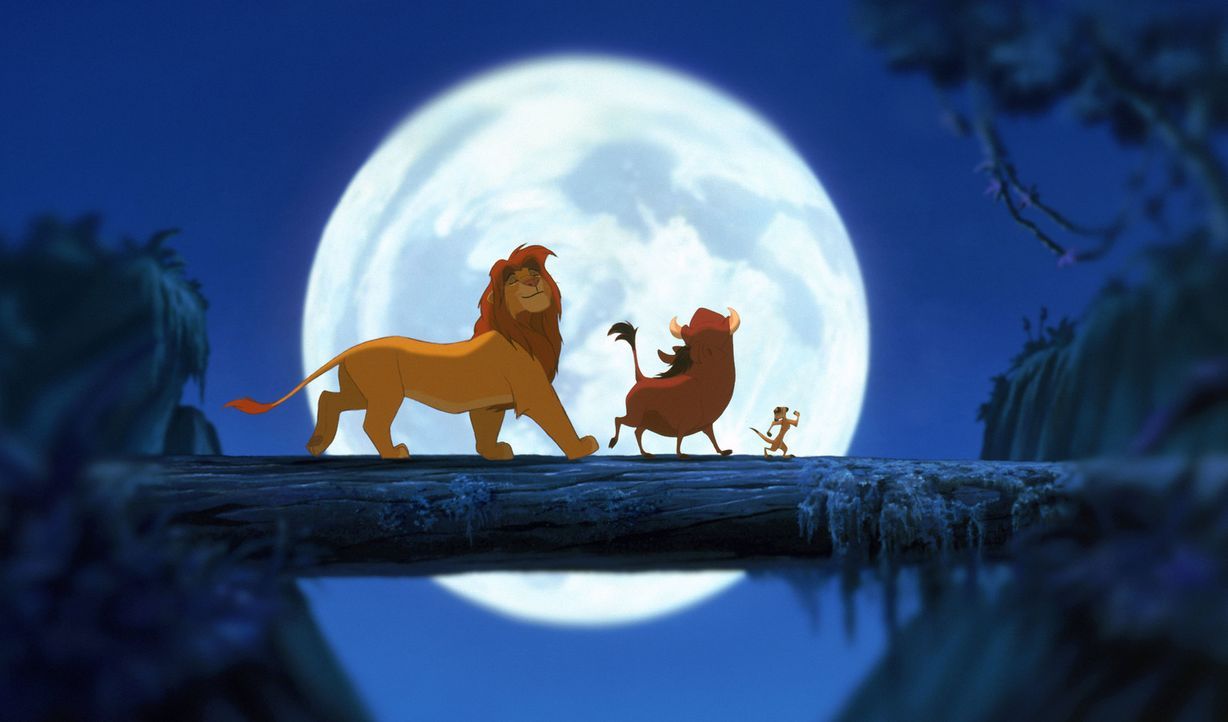 Nach dem Tod seines Vaters findet Simba (l.) in Pumbaa (M.) und Timon (r.) wahre Freunde ... - Bildquelle: Disney
