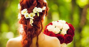 Flower-Power – mit Blumen im Haar wecken Sie 70er-Jahre-Feeling.