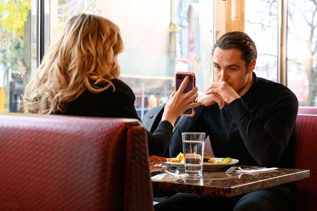 Marissa Morgan (Geneva Carr, l.); Stephen Raposa (Aaron Dean Eisenberg, r.) - Bildquelle: David Giesbrecht 2019 CBS Broadcasting, Inc. All Rights Reserved / David Giesbrecht