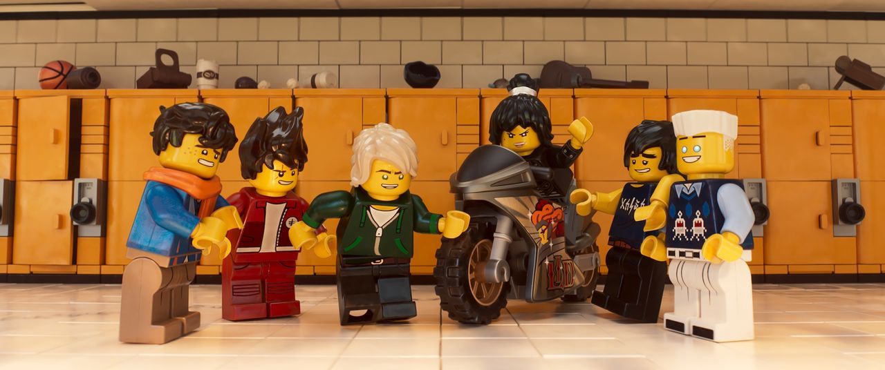 (v.l.n.r.) Jay; Kai; Lloyd; Nya; Cole; Zane - Bildquelle: 2017 Warner Bros. Entertainment Inc. and Ratpac-Dune Entertainment LC. LEGO, the LEGO logo, the Minifigure and NINJAGO are © & TM of the LEGO Group.