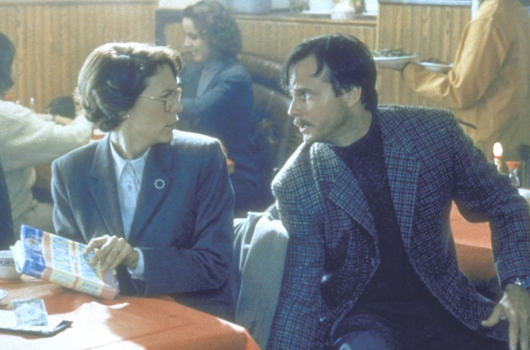 Während Harry im Einsatz ist, hat Helen (Jamie Lee Curtis, l.) ein Stelldichein mit dem vermeintlichen Geheimagenten Simon (Bill Paxton, r.). Da ko... - Bildquelle: 20th Century Fox Film Corporation