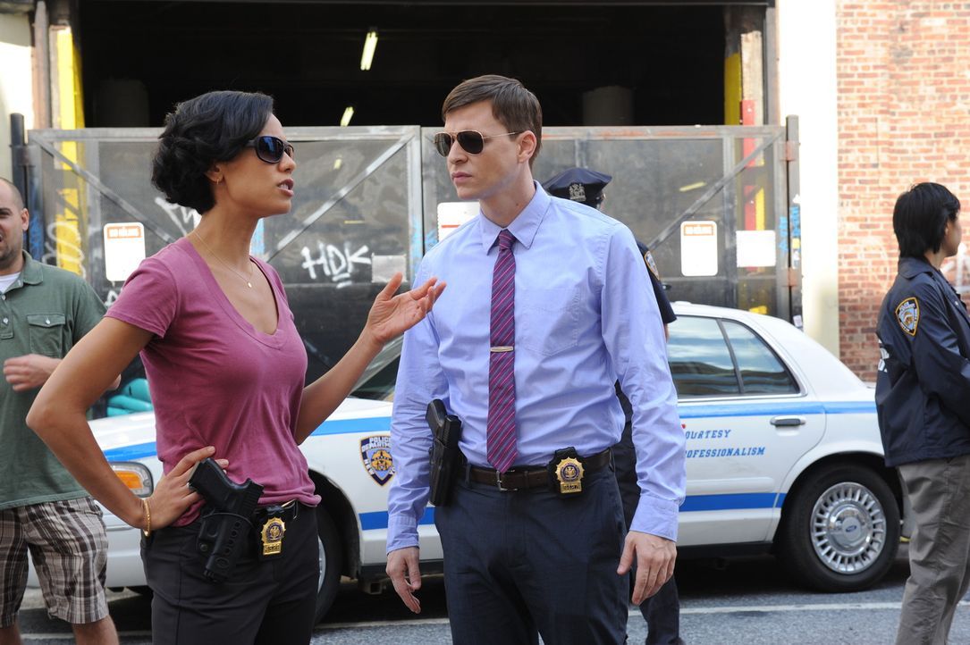 Gemeinsam mit Al und Carrie ermitteln Roe (Kevin Rankin, r.) und Nina (Daya Vaidya, l.) in einem neuen Mordfall ... - Bildquelle: Sony Pictures Television Inc. All Rights Reserved.