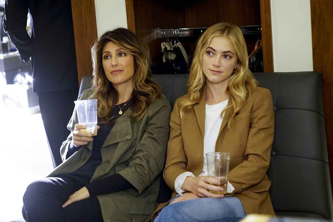 Weibliche Hilfestellung muss her. Quinn (Jennifer Esposito, l.) und Bishop (Emily Wickersham, r.) helfen McGee dabei, den richtigen Anzug auszuwähle... - Bildquelle: 2017 CBS Broadcasting, Inc. All Rights Reserved.
