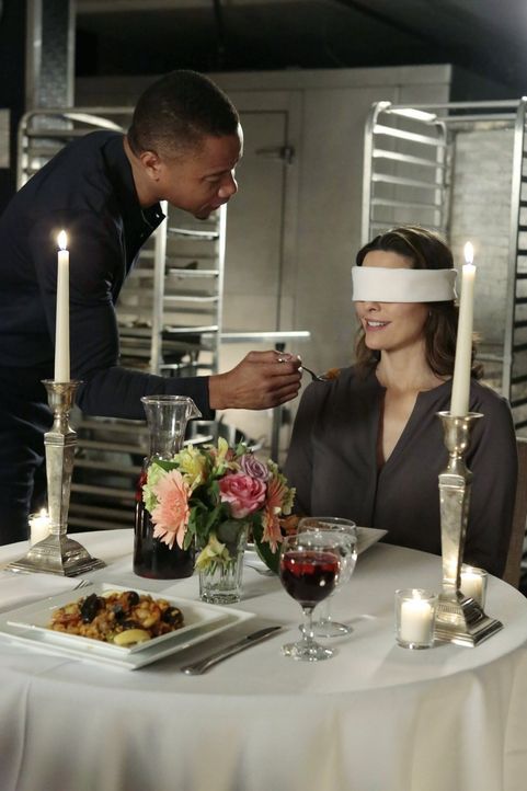 Bei einem romantischen Dinner merkt Jo (Alana De La Garza, r.), dass sich die Beziehung zu Isaac (Cuba Gooding Jr., l.) zu schnell für sie entwickel... - Bildquelle: Warner Bros. Television