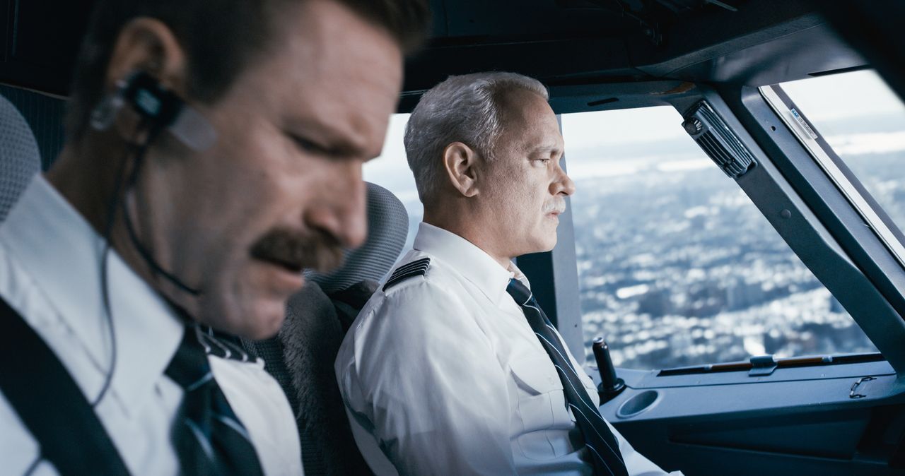 Jeff Skiles (Aaron Eckhart, l.); Chesley 'Sully' Sullenberger (Tom Hanks, r.) - Bildquelle: Warner Bros.