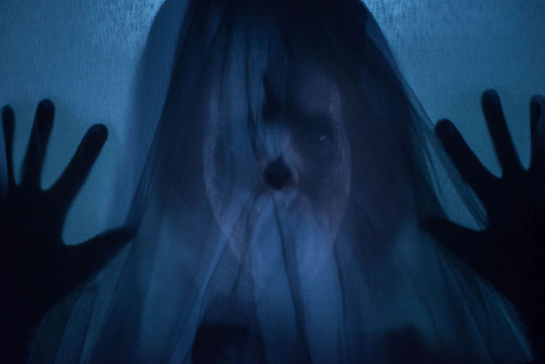 "Die Frau in Schwarz (Leanne Best) kommt immer wieder, hat niemals verziehen - der Frau in Schwarz kann keiner entfliehen" ... - Bildquelle: Nick Wall Angelfish Films Limited 2014 Photo / Nick Wall
