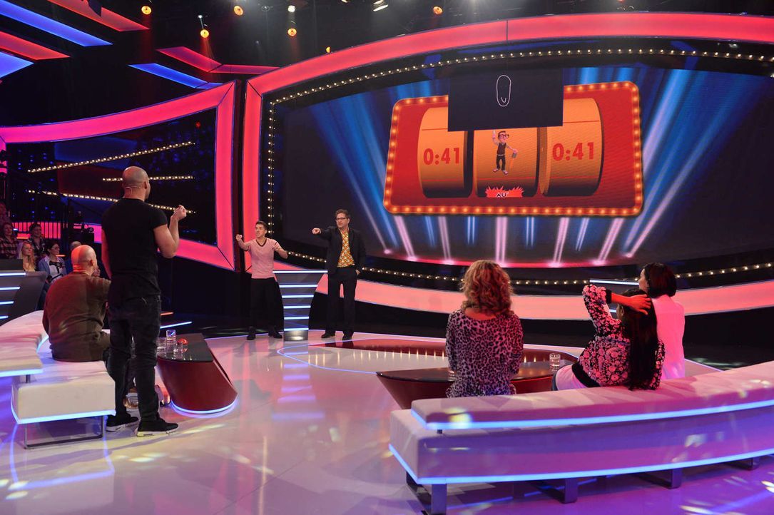 Unter den kritischen Augen von Spielemacher Paul Panzer (M.) müssen Joey Heindle (3.v.l.), Detlef Steves (l.), Detlef D! Soost (2.v.l.), Mimi Fiedle... - Bildquelle: Willi Weber SAT.1