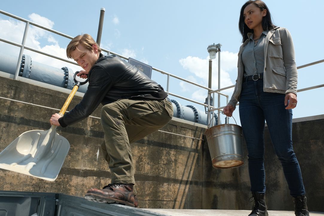Angus MacGyver (Lucas Till, l.); Desi Nguyen (Levy Tran, r.) - Bildquelle: Mark Hill 2020 CBS Broadcasting, Inc. All Rights Reserved / Mark Hill