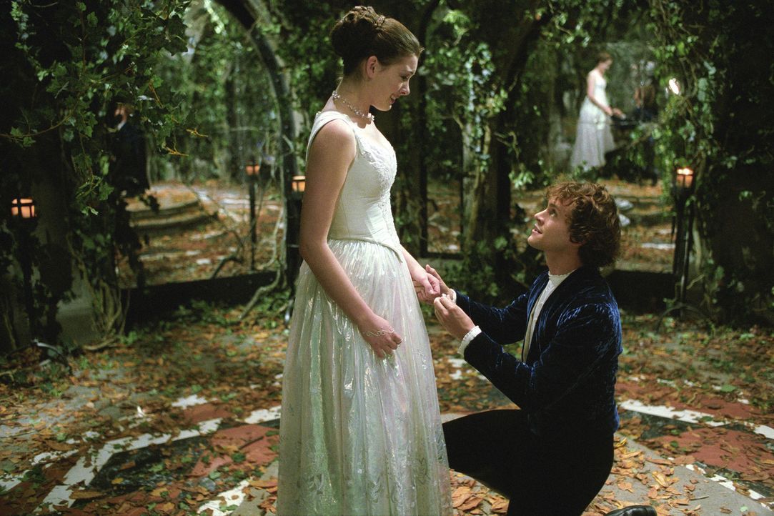 Prince Charmont (Hugh Dancy, r.) hält um Ellas (Anne Hathaway, l.) Hand an - wird sie seinen Antrag annehmen? - Bildquelle: Miramax Films. All rights reserved