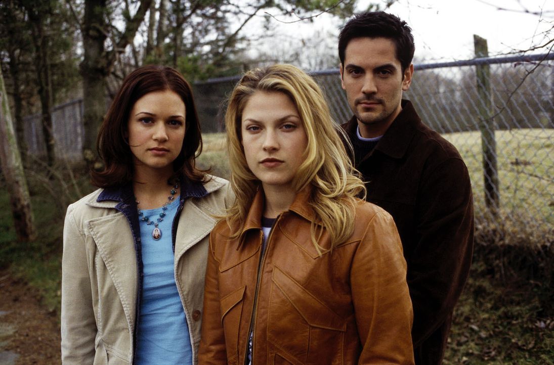 Clear (Ali Larter, M.), Kimberly (A. J. Cook, l.) und Thomas (Michael Landes, r.) vereinen ihre Kräfte, um dem meuchelnden Sensenmann zu entkommen .... - Bildquelle: Warner Bros. Television