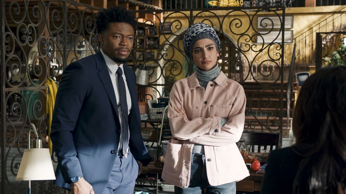 Devin Roundtree (Caleb Castille, l.); Special Agent Fatima Namazi (Medalion Rahimi, r.) - Bildquelle: © 2022 CBS Broadcasting Inc. All Rights Reserved.