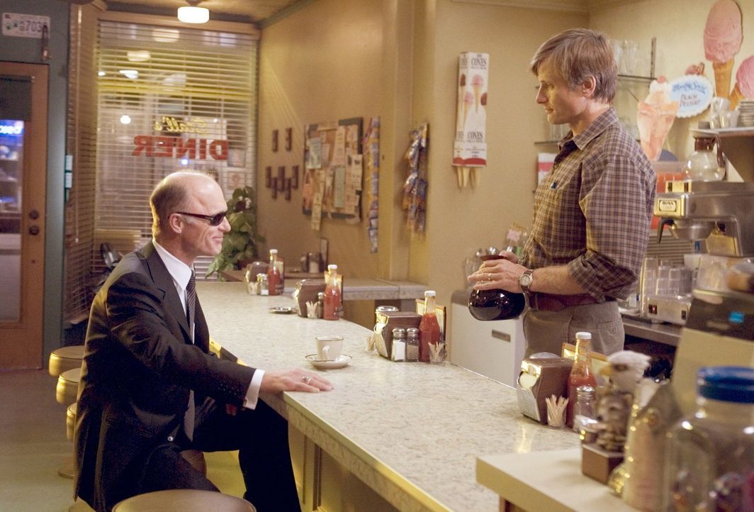 Als Carl Fogarty (Ed Harris, l.) in Toms (Viggo Mortensen, r.) Coffeeshop auftaucht, ahnt der junge Familienvater noch nicht, dass er schon bald lau... - Bildquelle: 2005 Warner Bros.