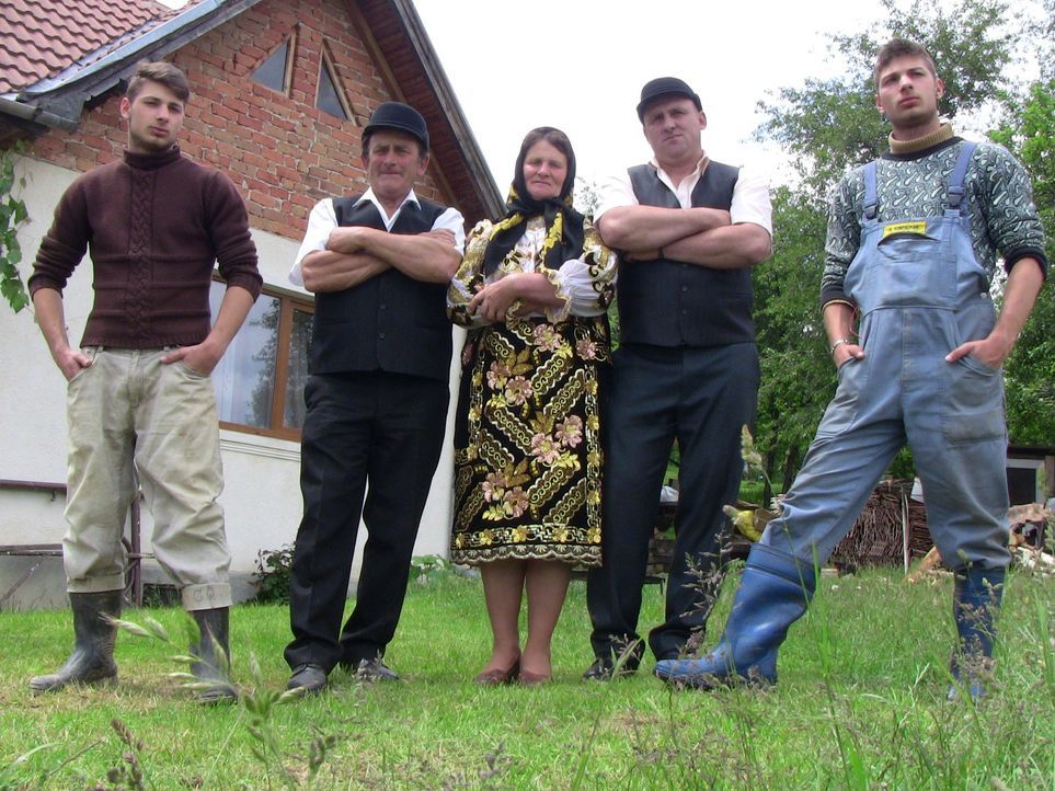 Die rumänische Bauernfamilie Codreanu führt ein hartes Leben. Mühsam ringen Vater Ion (2.v.l.), Mutter Vica (M.) und Sohn Ovidiu (2.v.r.) ihrem B... - Bildquelle: SAT.1