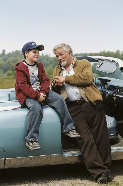 Chris (Josh Hutcherson, l.) hört gerne die Geschichten seines Großvaters (Peter Falk, r.). Ihm ist es egal, ob sie wahr oder erfunden sind. Sein V... - Bildquelle: CBS International Television