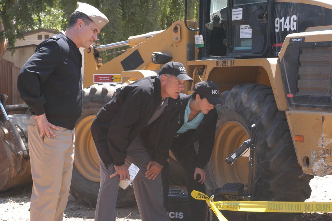 Das NCIS-Team entdeckt eine in ein Hochzeitskleid gekleidete Frauenleiche auf einem Navy-Stützpunkt. Gibbs (Mark Harmon, M.) und Kate (Sasha Alexand... - Bildquelle: CBS Television