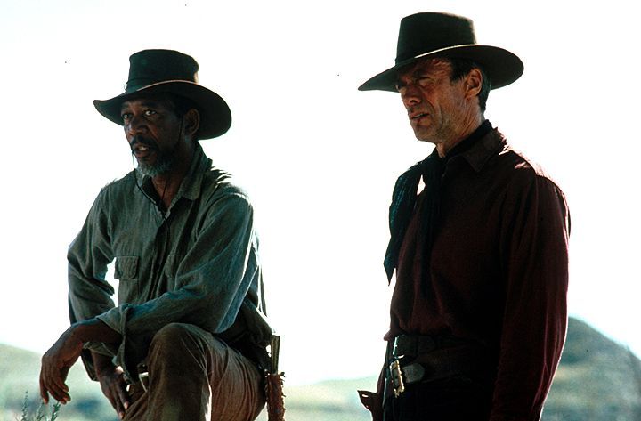 Munny (Clint Eastwood, r.) soll sich auf die Suche nach zwei Cowboys machen, die eine Prostituierte mit einer Rasierklinge brutal verstümmelt haben.... - Bildquelle: 1992 Warner Bros. Entertainment Inc. All rights reserved.