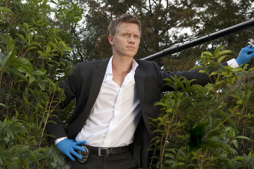 Arbeitet gemeinsam mit Travis an einem neuen Mordfall: Wes (Warren Kole) ... - Bildquelle: 2012 USA Network Media, LLC