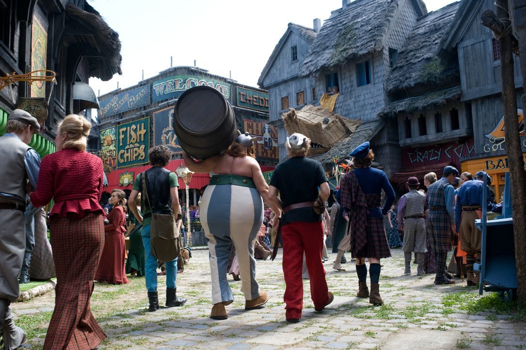 (v.l.n.r.) Grautvornix (Vincent Lacoste); Obelix (Gérard Depardieu); Asterix (Edouard Baer); Teefax (Guillaume Gallienne) - Bildquelle: LEONINE Studios