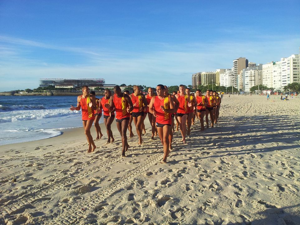 Militärischer Drill an der Copacabana  - für David (vorne r.) ganz was neues ... - Bildquelle: kabel eins