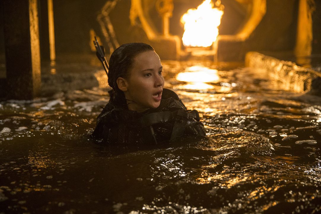 Die Gefahren, die beim Kampf um die Zukunft auf Katniss (Jennifer Lawrence) und ihre Mitkämpfer warten, übertreffen alles, was die jungen Leute je i... - Bildquelle: Murray Close TM & © 2015 Lions Gate Entertainment Inc. All rights reserved. / Murray Close