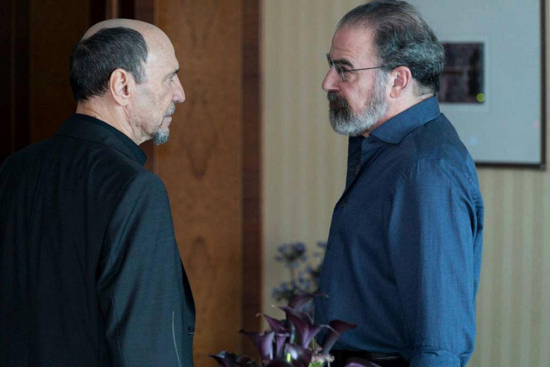 Geraten aneinander: Dar Adal (F. Murray Abraham, l.) und Saul (Mandy Patinkin, r.) ... - Bildquelle: 2015 Showtime Networks, Inc., a CBS Company. All rights reserved.