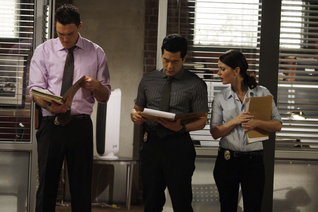 Recherchieren in einem neuen Fall, der für Patrick zum Verhängnis wird: Wayne (Owain Yeoman, l.), Kendall (Tim Kang, M.) und Teresa (Robin Tunney,... - Bildquelle: Warner Bros. Television