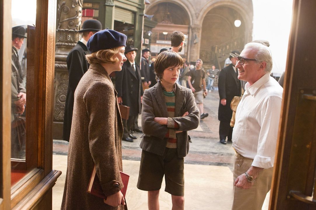 Martin Scorsese (r.) mit seinen beiden jungen Hauptdartsellern Chloë Grace Moretz (l.) und Asa Butterfield (M.) - Bildquelle: Jaap Buitendijk 2011 GK Films.  All Rights Reserved.