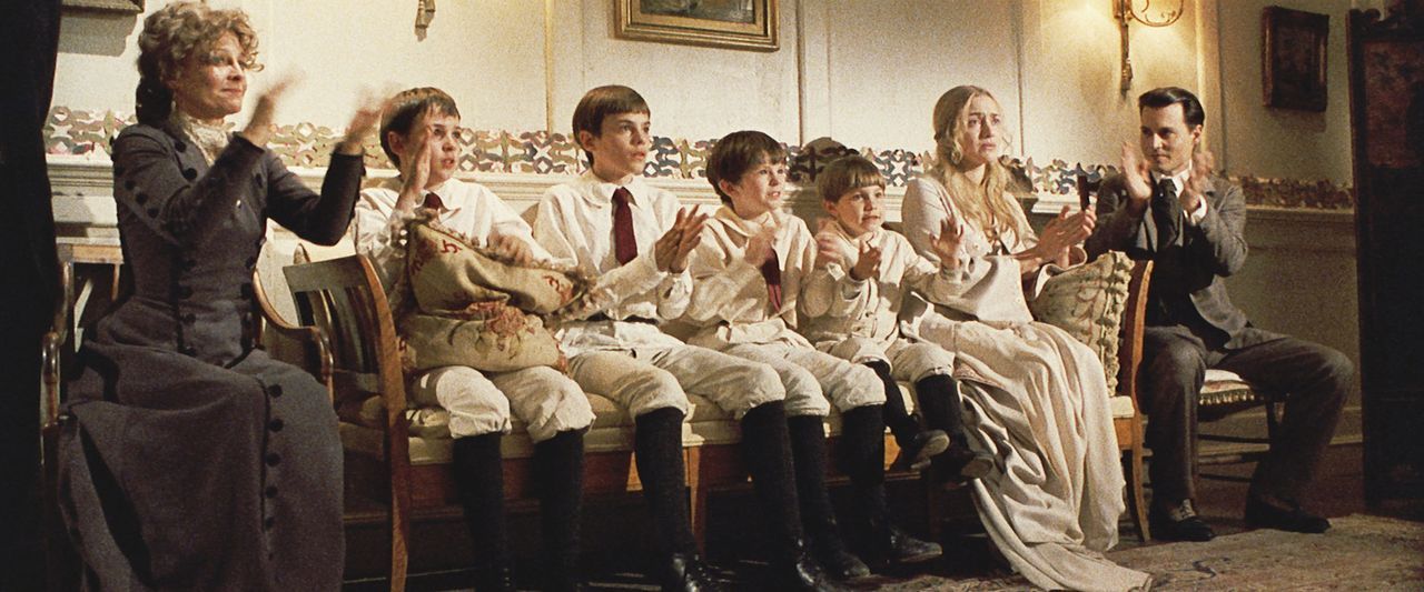 Mit Freude und voller Emotionen sehen sich Sylvia (Kate Winslet, 2.v.r.) und ihre Söhne George (Nick Roud, 3.v.l.), Jack (Joe Prospero, 2.v.l.), Pe... - Bildquelle: Miramax Films. All rights reserved