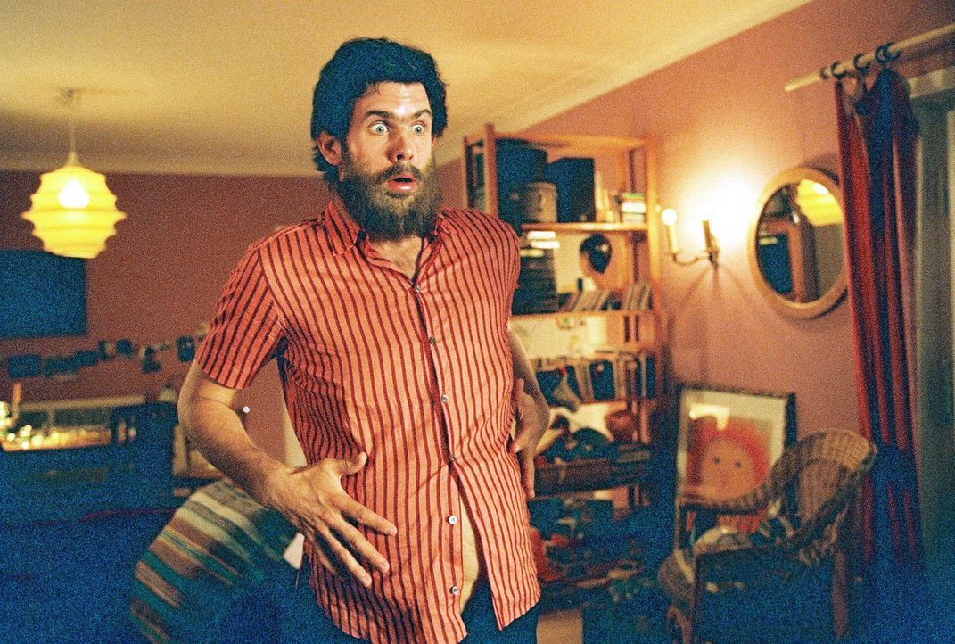 Arthur (Steffen Groth) ist in die allein erziehende Kellnerin Nelly verliebt. Die Hoffnung, jemals bei ihr zu landen, hat er jedoch längst aufgegebe... - Bildquelle: Sat.1