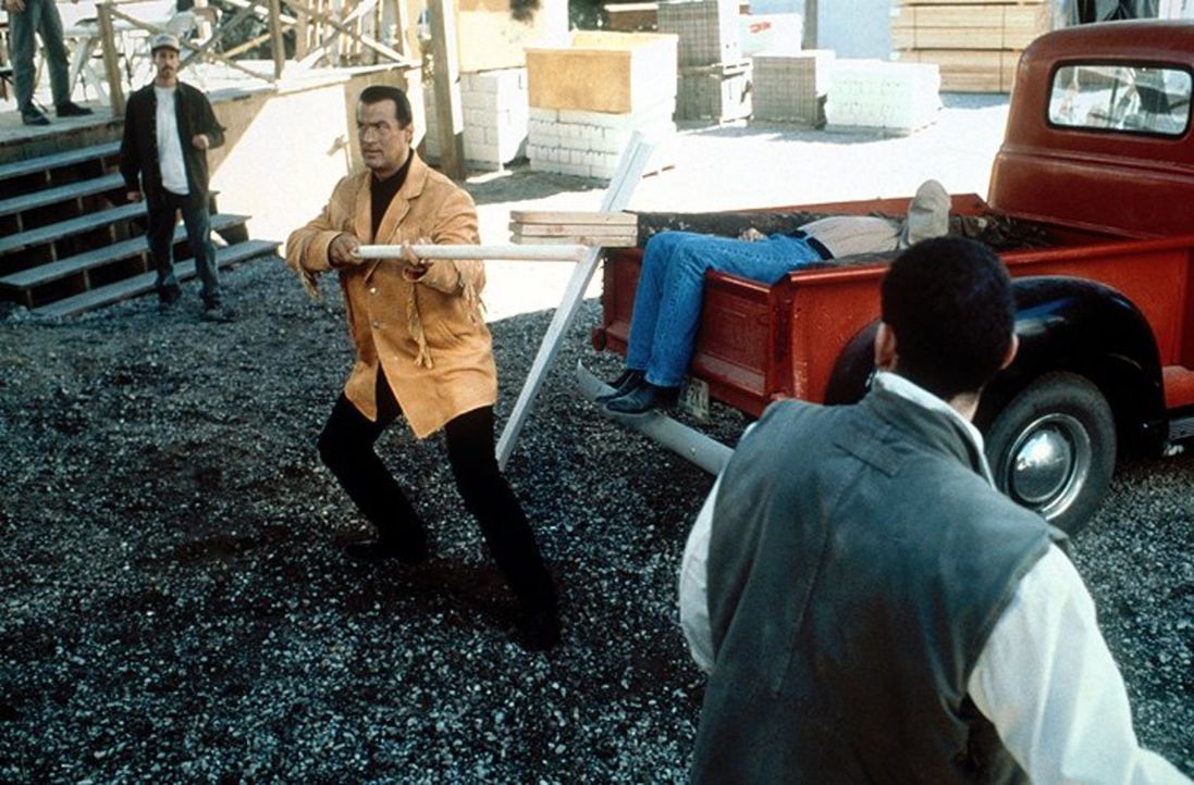 Als Jack (Steven Seagal, M.) erkennt, wer hinter der Giftmüll-Lagerung steckt, greift er gnadenlos durch und versucht mit allen Mitteln, die Machens... - Bildquelle: Warner Bros. Entertainment Inc.
