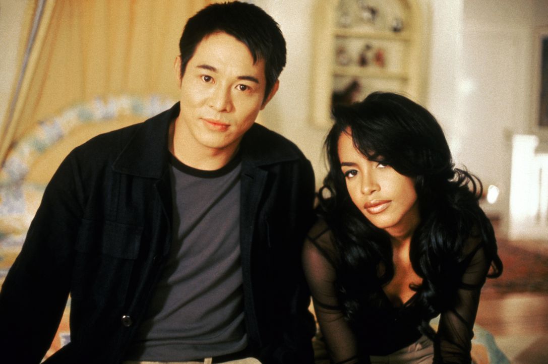 Da Han (Jet Li, l.) und Trish (Aaliyah, r.) mit den illegalen Aktivitäten ihrer Familien nichts zu tun haben wollen, beschließen sie, die Morde an H... - Bildquelle: Warner Bros. Pictures