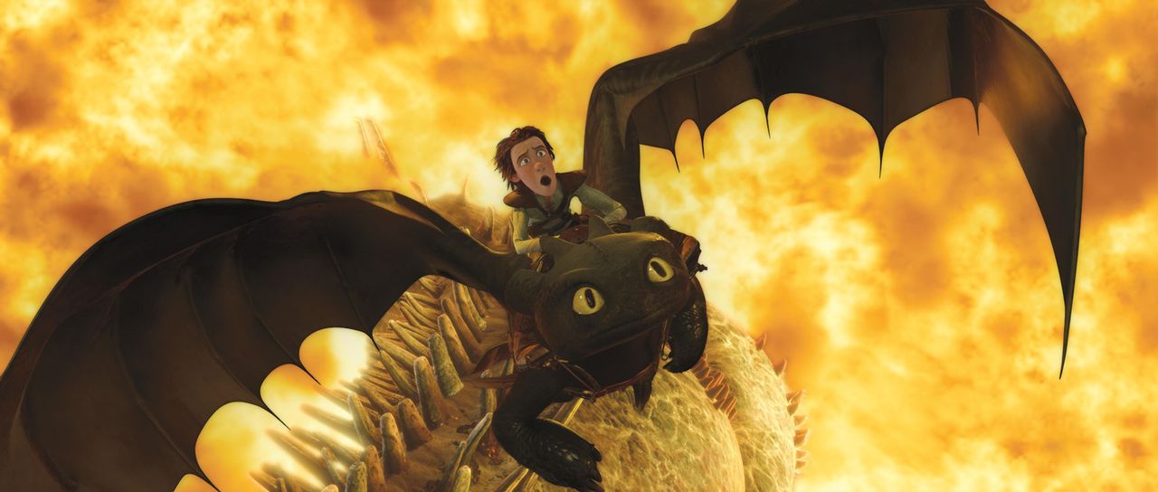 Gefährlicher Feuerwall: Der Wikingerjunge Hicks versucht, sich und seinen Drachen Ohnezahn aus dem Flammenmeer der wilden Bestie zu retten. - Bildquelle: 2012 by DreamWorks Animation LLC. All rights reserved.