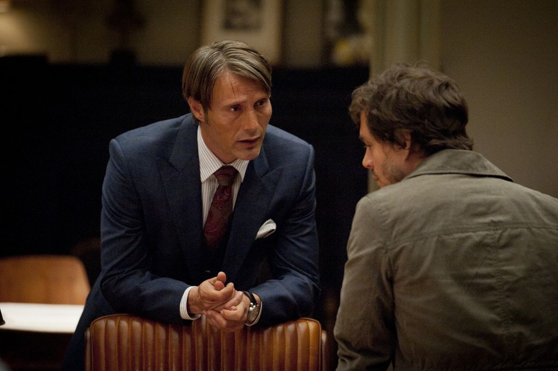 Dr. Hannibal Lecter (Mads Mikkelsen, l.) warnt Will Graham (Hugh Dancy, r.) eindringlich, seine Fähigkeiten nicht zu oft einzusetzen, da diese sein... - Bildquelle: 2012 NBC Universal Media, LLC