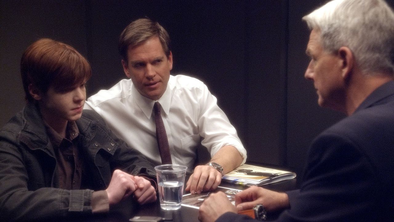Gibbs (Mark Harmon, r.) und Tony (Michael Weatherly, M.) untersuchen einen zwei Wochen alten Mordfall, bei dem der pensionierte Marine Yale Peyton i... - Bildquelle: CBS Television