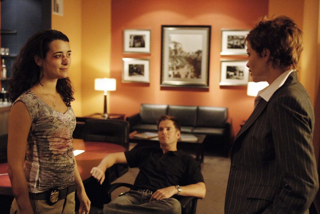 Ziva (Cote de Pablo, l.) kommt zurück in den Dienst. Tony (Michael Weatherly, M.) und Jenny (Lauren Holly, r.) sind glücklich darüber, das ihr ni... - Bildquelle: CBS Television