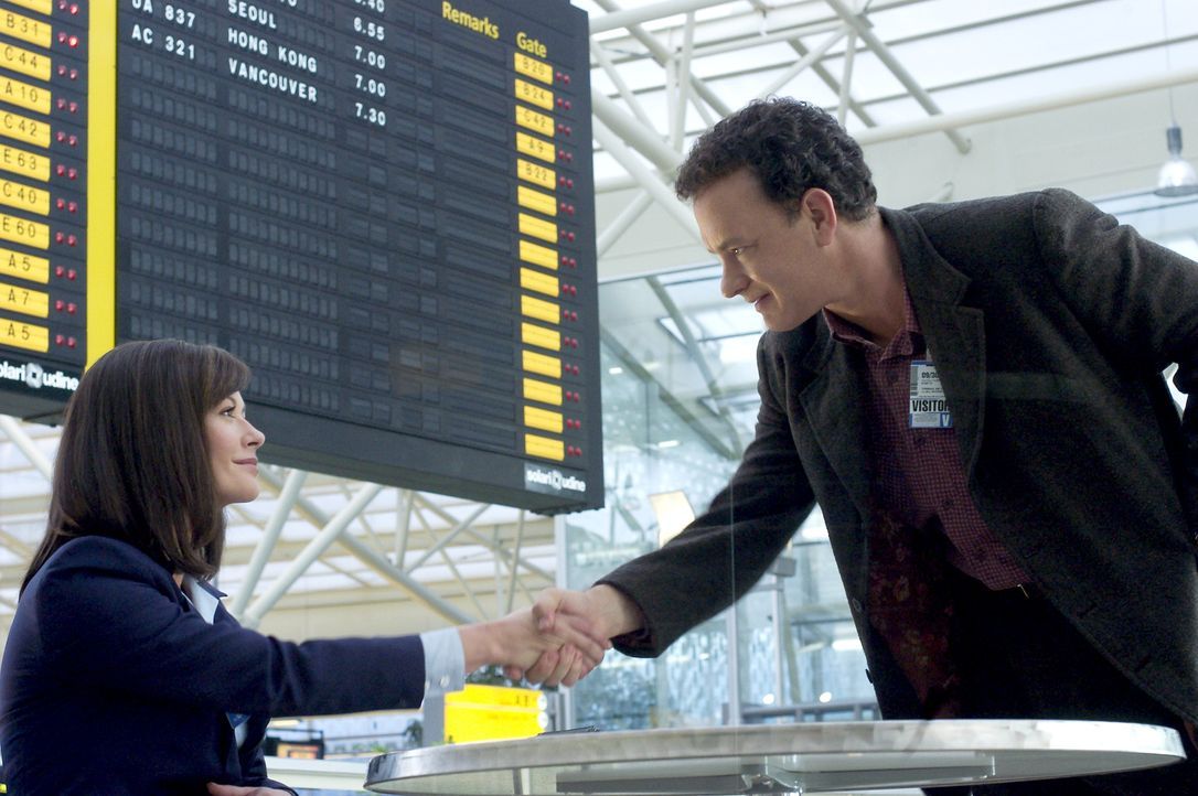 Gestrandet auf dem internationalen Flughafen JFK, mit einem Pass von Nirgendwo, ist es Viktor (Tom Hanks, r.) nun nicht mehr gestattet, in die Verei... - Bildquelle: Merrick Morton DreamWorks Distribution LLC