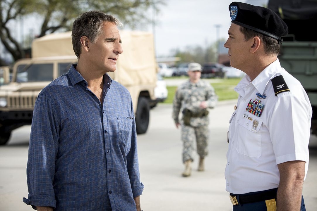 Pride (Scott Bakula, l.) und sein Team sollen für seinen alten Freund Samuel Nilsen (Nicholas Lea, r.) einen Fall aufklären, bei dem Leutnant Rebecc... - Bildquelle: Skip Bolen 2016 CBS Broadcasting, Inc. All Rights Reserved
