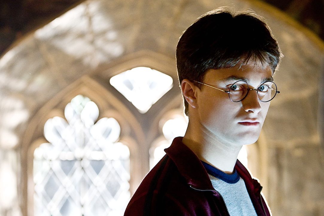 Für Harry Potter (Daniel Radcliffe) beginnt das sechste Schuljahr in Hogwarts. Dort verbreitet sich das Gerücht über eine Prophezeiung, die ihn a... - Bildquelle: Warner Brothers