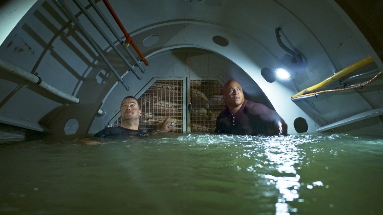 Wird es Sam (LL Cool J, r.) und Callen (Chris O'Donnell, l.) gelingen, das U-Boot verlassen zu können, bevor es von einem Torpedo der Navy zerstört... - Bildquelle: 2014 CBS Broadcasting, Inc. All Rights Reserved.