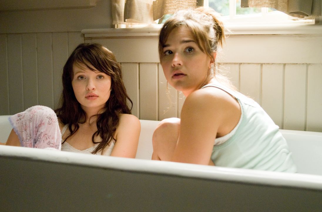 Ihr Leben ist in großer Gefahr: Anna (Emily Browning, l.) und Alex (Arielle Kebbel, r.) ... - Bildquelle: 2008 DreamWorks LLC and Cold Spring Pictures. All Rights Reserved.