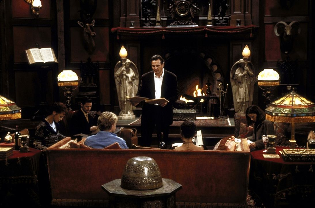 Trotz unheimlicher Vorkommnisse führen die Besucher von Hill House unter der Leitung des Wissenschaftlers Dr. David Marrow (Liam Neeson, M.) ihre S... - Bildquelle: TM &  1999 Dreamworks L.L.C. All Rights Reserved