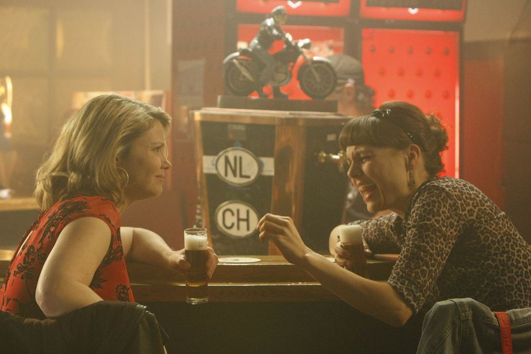 Frauenabend: Danni (Annette Frier, l.) und Bea (Nadja Becker, r.) ... - Bildquelle: SAT.1