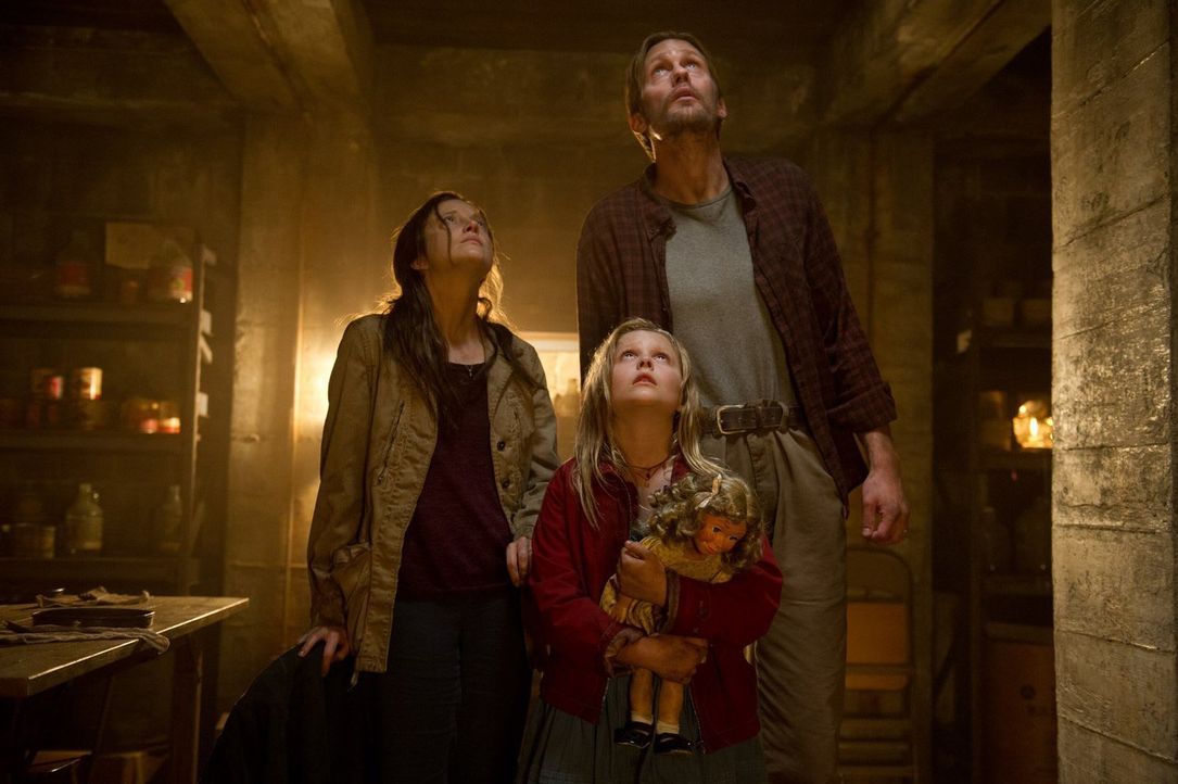 Ray (Alexander Skarsgård, r.) und Claire (Andrea Riseborough, l.) haben sich mit ihrer Tochter Zoe (Emily Alyn Lind, M.) unter der Erde verschanzt,... - Bildquelle: 2015 Warner Bros.