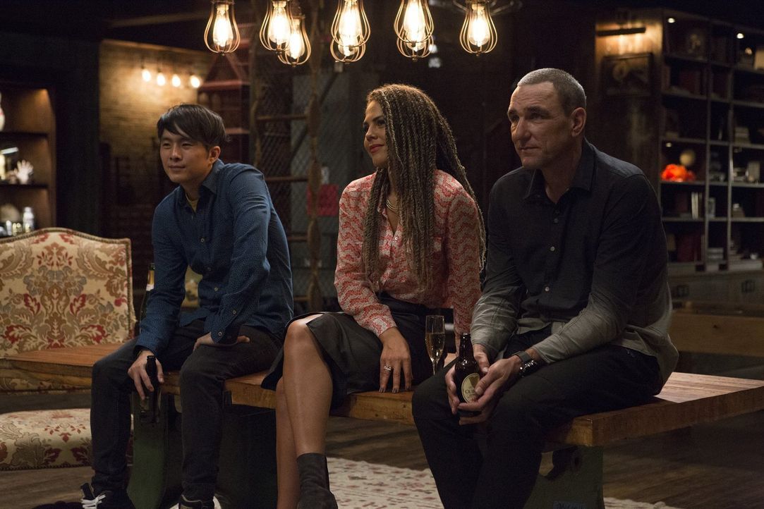 Für Cameron Blacks Team Jordan (Justin Chon, l.), Dina (Lenora Crichlow, M.) und Gunter (Vinnie Jones, r.) gibt es keinen noch so gerissenen Krimine... - Bildquelle: Warner Bros.