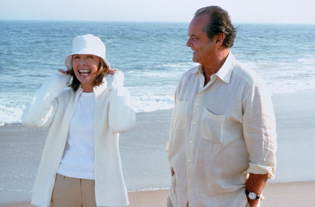 Nach und nach merken Harry (Jack Nicholson, r.) und Erica (Diane Keaton, l.), dass sie sich zueinander hingezogen fühlen. Doch wird alles gut gehen? - Bildquelle: Warner Bros. Pictures